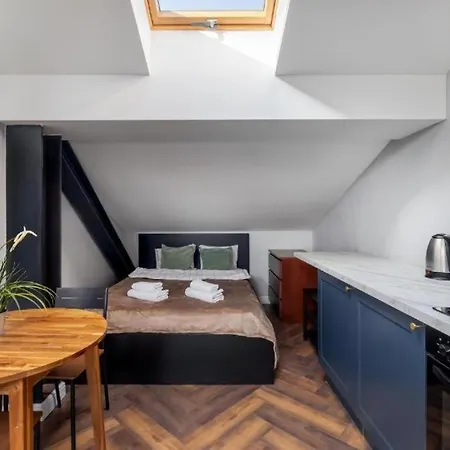 Close-golden - Old Town - Marcinkowskiego #3